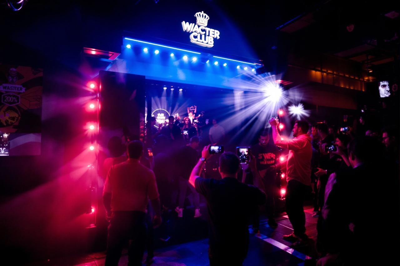 某顶流明星深夜被拍出入神秘会所，随行人员全程遮挡